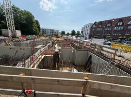 Am 01. Juni 2025 sind die Erdarbeiten für die Gründung des Objektes abgeschlossen. In dem unterkellerten Bereich sind bereits die ersten Wände gezogen, so dass in absehbarer Zeit die Kellergeschossdecke aufgelegt werden kann. Im nichtunterkellerten Bereich gehen die Arbeiten für die Sohlplatte anschließend weiter. Insgesamt sind wir mit der Zusammenarbeit mit der Firma ALTUS hochzufrieden.