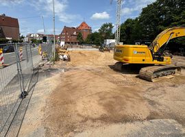 Am 01. Juni 2025 sind die Erdarbeiten für die Gründung des Objektes abgeschlossen. In dem unterkellerten Bereich sind bereits die ersten Wände gezogen, so dass in absehbarer Zeit die Kellergeschossdecke aufgelegt werden kann. Im nichtunterkellerten Bereich gehen die Arbeiten für die Sohlplatte anschließend weiter. Insgesamt sind wir mit der Zusammenarbeit mit der Firma ALTUS hochzufrieden.