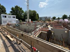 Am 01. Juni 2025 sind die Erdarbeiten für die Gründung des Objektes abgeschlossen. In dem unterkellerten Bereich sind bereits die ersten Wände gezogen, so dass in absehbarer Zeit die Kellergeschossdecke aufgelegt werden kann. Im nichtunterkellerten Bereich gehen die Arbeiten für die Sohlplatte anschließend weiter. Insgesamt sind wir mit der Zusammenarbeit mit der Firma ALTUS hochzufrieden.